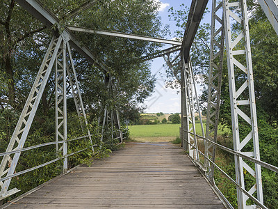 Jizera河的足桥 由木材和金属钢铁螺旋木制成 以树木和农村夏季风景为视线途径天空旅行小路栏杆人行道行人旅游胡同蓝色图片