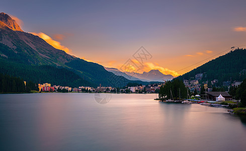 圣莫里茨上方日落 瑞士湖南和瑞士阿尔卑斯山高山蓝色村庄景观城市顶峰风景山脉森林地标图片