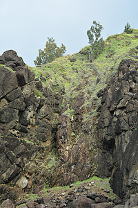 Daano海滩度假村岩层形成和绿草植物编队海浪天空岩石旅游山脉海滩蓝色绿色海洋图片