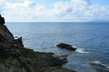 Daano海滩度假胜地岩石形成和海水海洋天空石头蓝色土地旅游假期山脉编队冒险图片