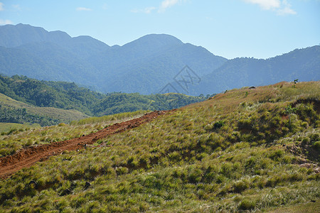 日间山地和树木风景优美绿色天空场景乡村岩石海滩丘陵树叶旅游极光图片