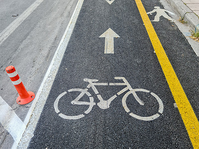 新的城市交通单车道 在沥青路旁有黄色分隔线图片
