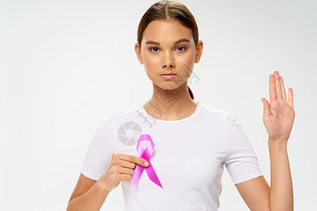 女性志愿者 带粉色丝带对抗癌症肿瘤图片