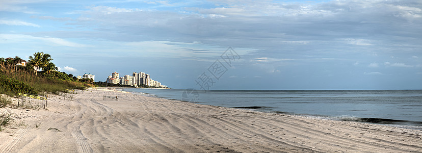 日落时 太阳在大海的云中窥视全景海岸线海滩海景结束海岸热带海洋天空图片