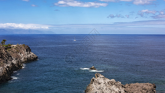 沿着洛斯吉冈托斯的岩石海岸 用白色帆帆图片