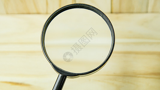 a 木本底图象上的放大镜玻璃白色侦探检查镜片调查插图手表金属木头图片