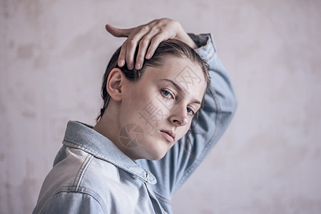 Tomboy理直头发 穿着牛仔夹克的Tomboy手臂发型衣服外套女孩蓝色眼睛青年手指姿势图片