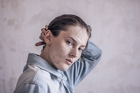 Tomboy理直头发 穿着牛仔夹克的Tomboy女孩发型成人蓝色牛仔布中年女士衣服青少年牛仔裤图片