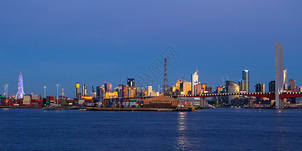 黄昏时墨尔本天线港湾反射港区城市景观摩天大楼海洋螺栓渡船旅游图片