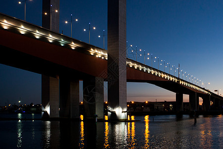 澳大利亚墨尔本黄昏的博尔特桥天空城市反射景观螺栓日落交通图片