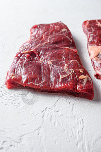 Raw Flap肉 有机肉的侧切面视图在白色混凝土背景垂直选择性聚焦处特写图片
