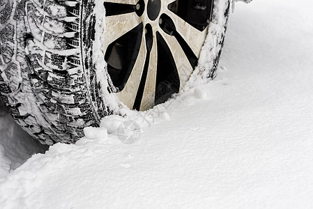 雪中车里的车交通驾驶旅行运动安全车辆危险城市暴风雪速度图片