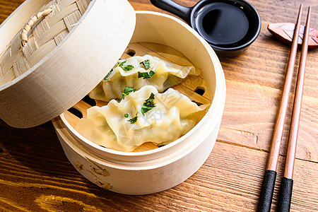 中国小吃 中国蒸饺 中国传统美食概念 在木蒸笼酱油和筷子特写图片