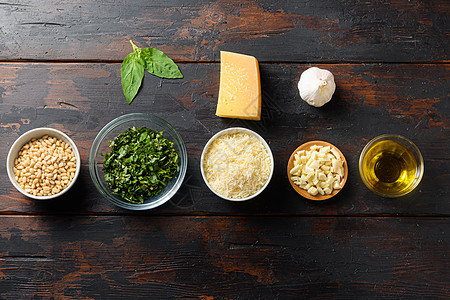 原木桌顶视图的鲜粉 蔬菜干酪奶酪 巴西尔叶 松果 橄榄油 大蒜和盐等新鲜成分图片
