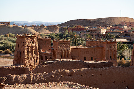 摩洛哥 具有新城镇背景的古老堡垒图片