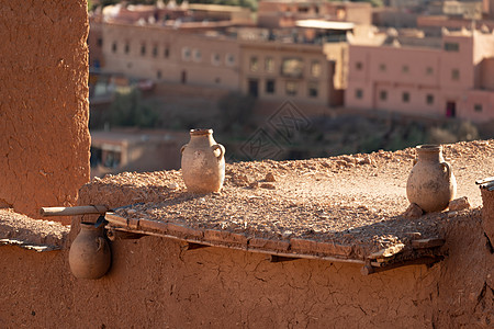 位于摩洛哥新城的墙上古老水壶图片