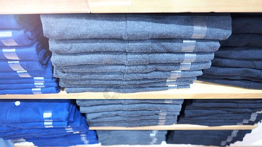 商店特写角度视图中的衣物或衬衫壁橱棉布精品商业牛仔裤展示仓库零售织物市场图片