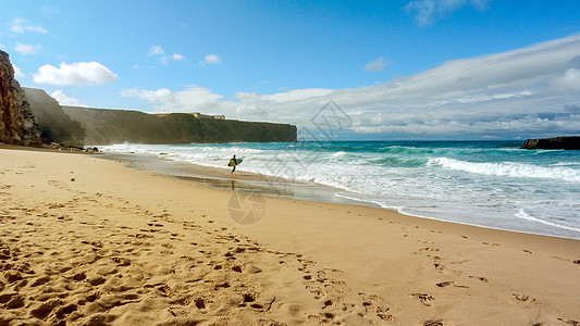 在葡萄牙阿尔加夫(Algarve)的海洋波浪中 独身冲浪者将面对海浪——通过练习概念享受自由图片