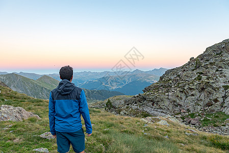 位于安道尔埃斯坦约山顶的Vall de Riu湖中的男子顶峰森林风景公园登山石竹山脉天空旅游石头图片