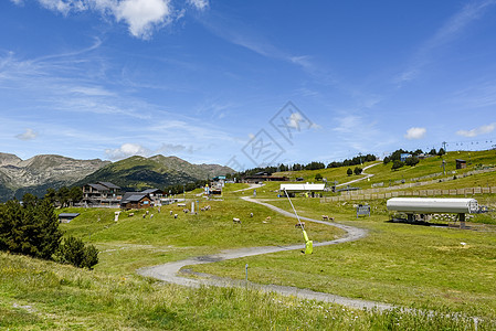 安道尔大瓦利拉塔尔特山滑雪度假夏扎营天空爬坡路线风景建筑学房子村庄地标建筑图片