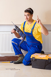 修理暖气板的年轻修理工承包商工作空气技术房子散热器程序服务加热器温度活力图片