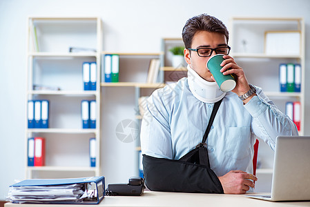 办公室工作时手断臂的商务人士男人援助手术疼痛事故经理商业颈椎病笔记本电脑图片