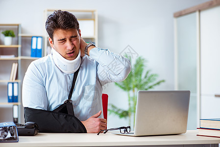 办公室工作时手断臂的商务人士绷带事故商业手术男人援助疼痛笔记本人士石膏图片