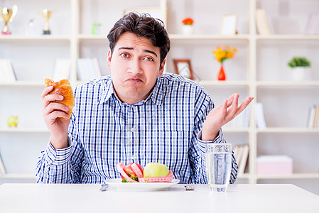 人类在饮食中有健康食物和面包的两难境地水果早餐男人排毒仪表蔬菜饥饿盘子损失午餐图片