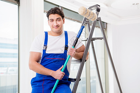 在建筑工地工作的油漆修理工装潢工人梯子房间男性男人房子工具承包商工作服图片