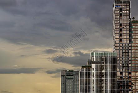曼谷美丽的摩天大楼 曼谷市区办事处建造的日落地平线旅行建筑阴影城市建筑物办公室戏剧性气候图片