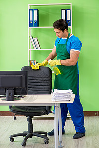在办公室内工作的男性英俊 专业清洁工承包商灰尘管家打扫手套职业家务清洁度女佣卫生抛光高清图片素材