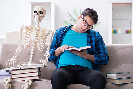 学生在学习时有骨架准备考试骨骼家庭作业大学课堂沙发训练图书男人睡眠阅读图片