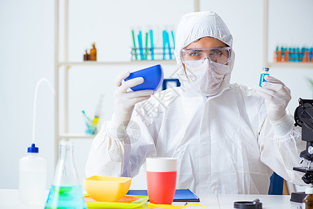 化学检查和测试塑料盘子实验室伤害质量学习癌症男人科学家食物小瓶技术图片