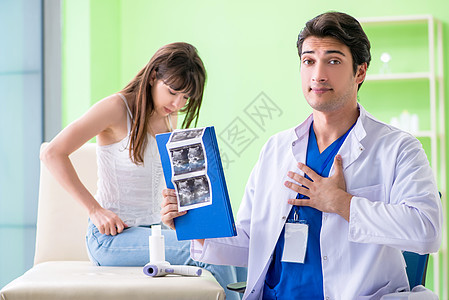 孕妇为超声波接受放射科检查扫描男人视频x光生育腹部女士婴儿病人咨询图片