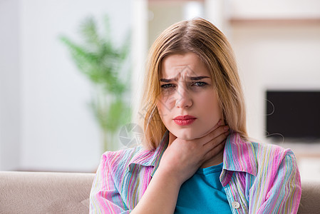 年轻女性喉咙疼痛的女青年疾病治疗甲状腺卫生女孩药品痛苦发烧脖子感染图片