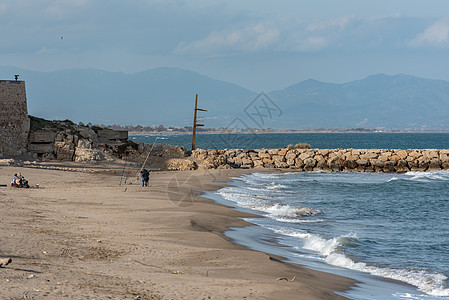 在西班牙加泰罗尼亚Giron省Empuries废墟后面的海洋蓝色地平线海岸海岸线岛屿海景旅行假期支撑图片