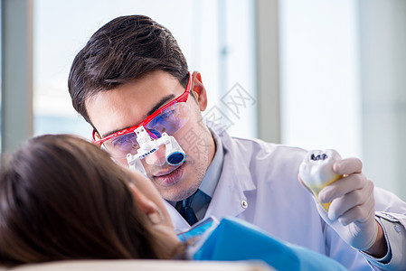 病人看牙医 进行定期检查和补足矫正美白牙科治疗乐器眼镜医院卫生口腔科外科图片
