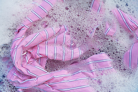 彩色衣服浸泡在粉末洗涤水溶解中搪瓷身体气泡家务机器洗涤剂衣夹篮子肥皂洗澡图片