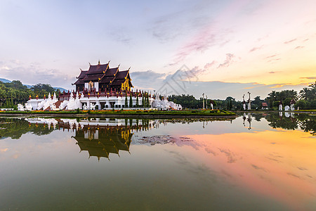 在泰国北部清迈公园的罗罗罗花拉特恰普赫鲁克公园 它以池塘和明亮的天空中反射图片