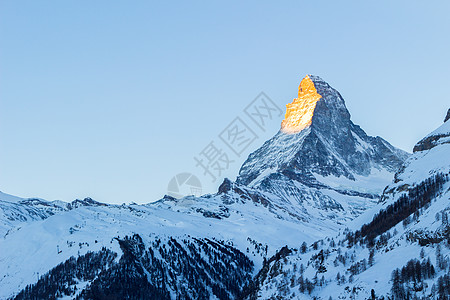 太阳升起时的马蓬山 在冬季 从泽尔马特(Zermatt)图片