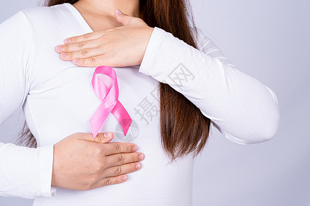 女性胸部的乳腺癌意识丝带和灰色背景下的自我检查 广告概念的医疗 保健帮助女孩风险组织考试癌症活动治愈化疗丝绸图片