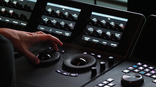 影视后制作中的彩色列表机按钮电视控制男人桌子技术生产监视器魔法设施图片