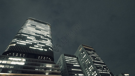 现代塔楼建筑的低角度或上下角视野景观办公室窗户地标蓝色建筑学市中心城市商业天空图片