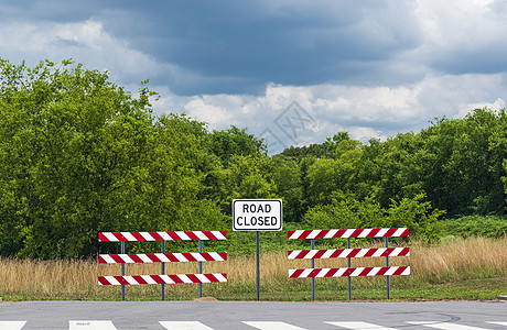 道路封闭标志条纹危险指示牌绿色建造障碍驾驶树木安全天空图片