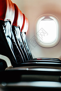 飞机经济舱部分的座椅旅行商务座位游客运输蓝色飞行器航班飞机场天空图片