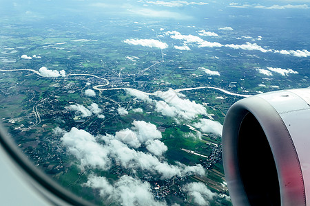 从飞机的窗口视图 F引擎方式航天工业天气飞行运输发动机陆地环境空气图片