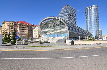 正在巴库建造的白城观光景起重机天际树木首都建筑物城市旅游高层建筑玻璃全景图片