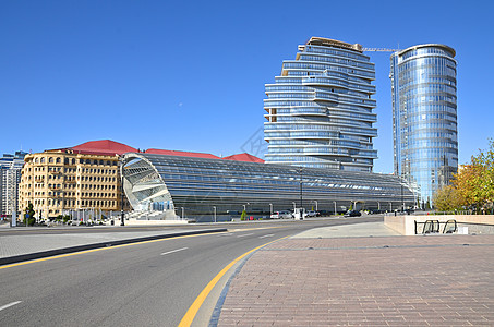 正在巴库建造的白城观光景建设建筑物商业全景路面树木旅游蓝色天空石头图片