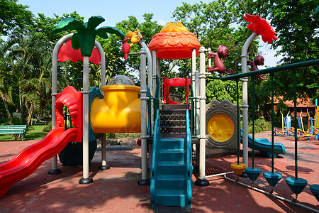游乐场儿童儿童游乐场在城市公园 儿童游乐场娱乐游戏孩子们天空公园学校婴儿闲暇塑料花园背景