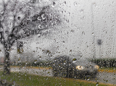 天气不顺路开车季节速度城市旅行雨滴下雨运输交通状况灰色图片